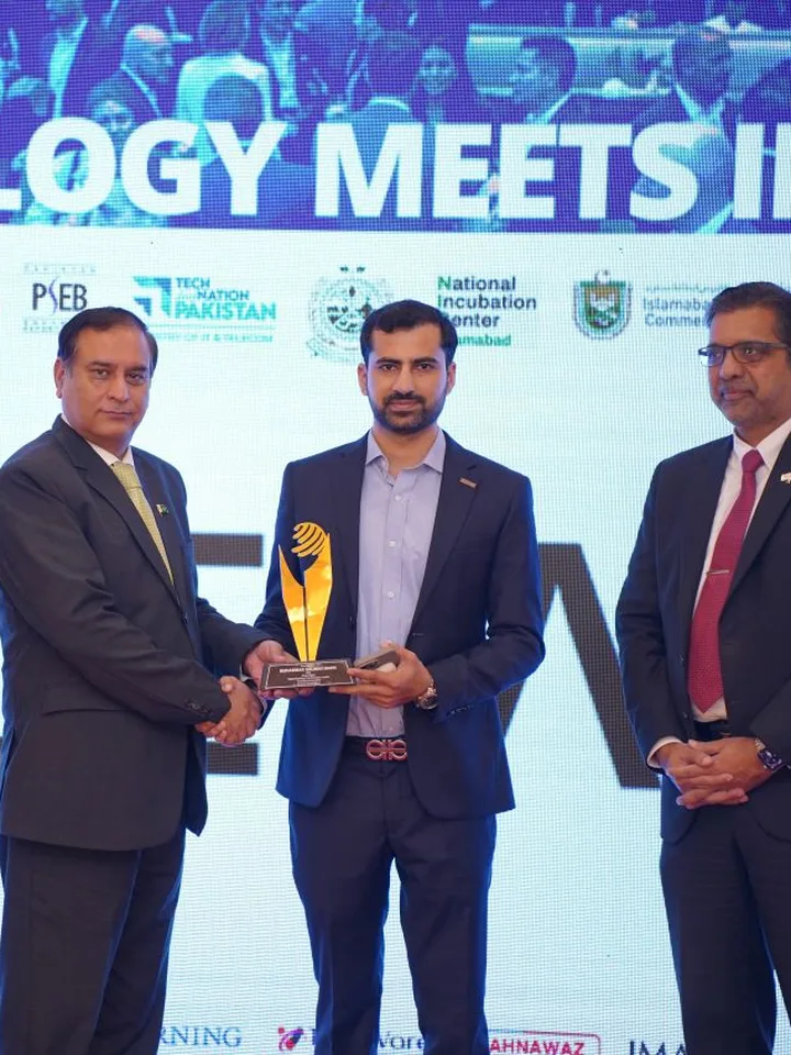 M. Salman Nasir receiving an award at the Technology Meets Infrastructure event